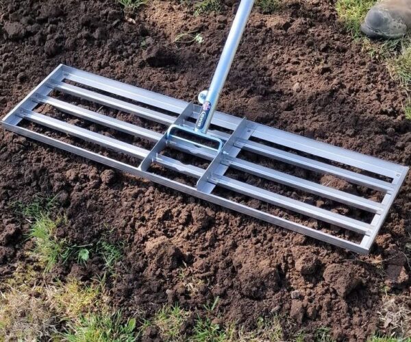 Lawn levelling Rake / Lute - In Action 3
