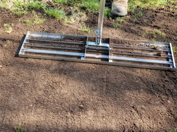 Lawn levelling Rake / Lute - In Action 4
