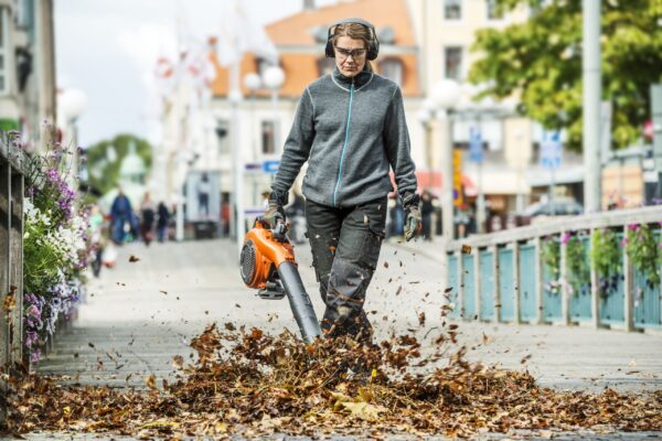 Petrol Leaf Blower / Vacuum - In Action 3 Petrol Leaf Blower / Vacuum - In Action 3