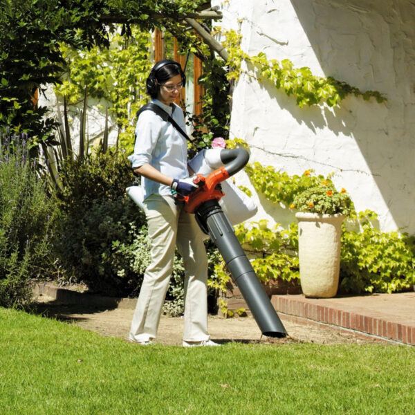 Petrol Leaf Blower / Vacuum - In Action 4 Petrol Leaf Blower / Vacuum - In Action 4